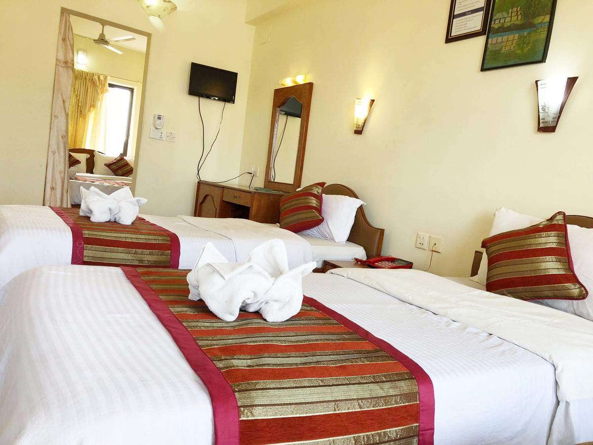 Hotel Grand Holiday Покхара Экстерьер фото