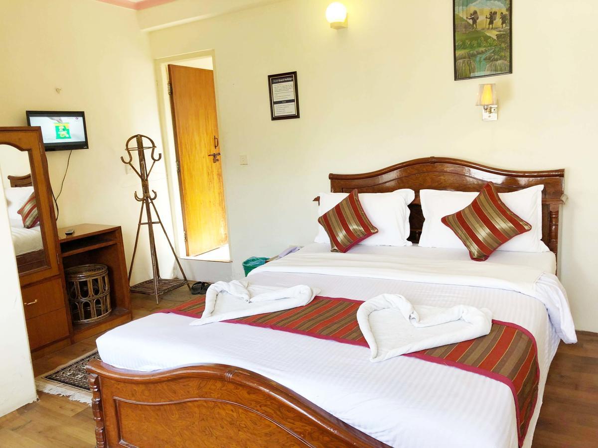 Hotel Grand Holiday Покхара Экстерьер фото