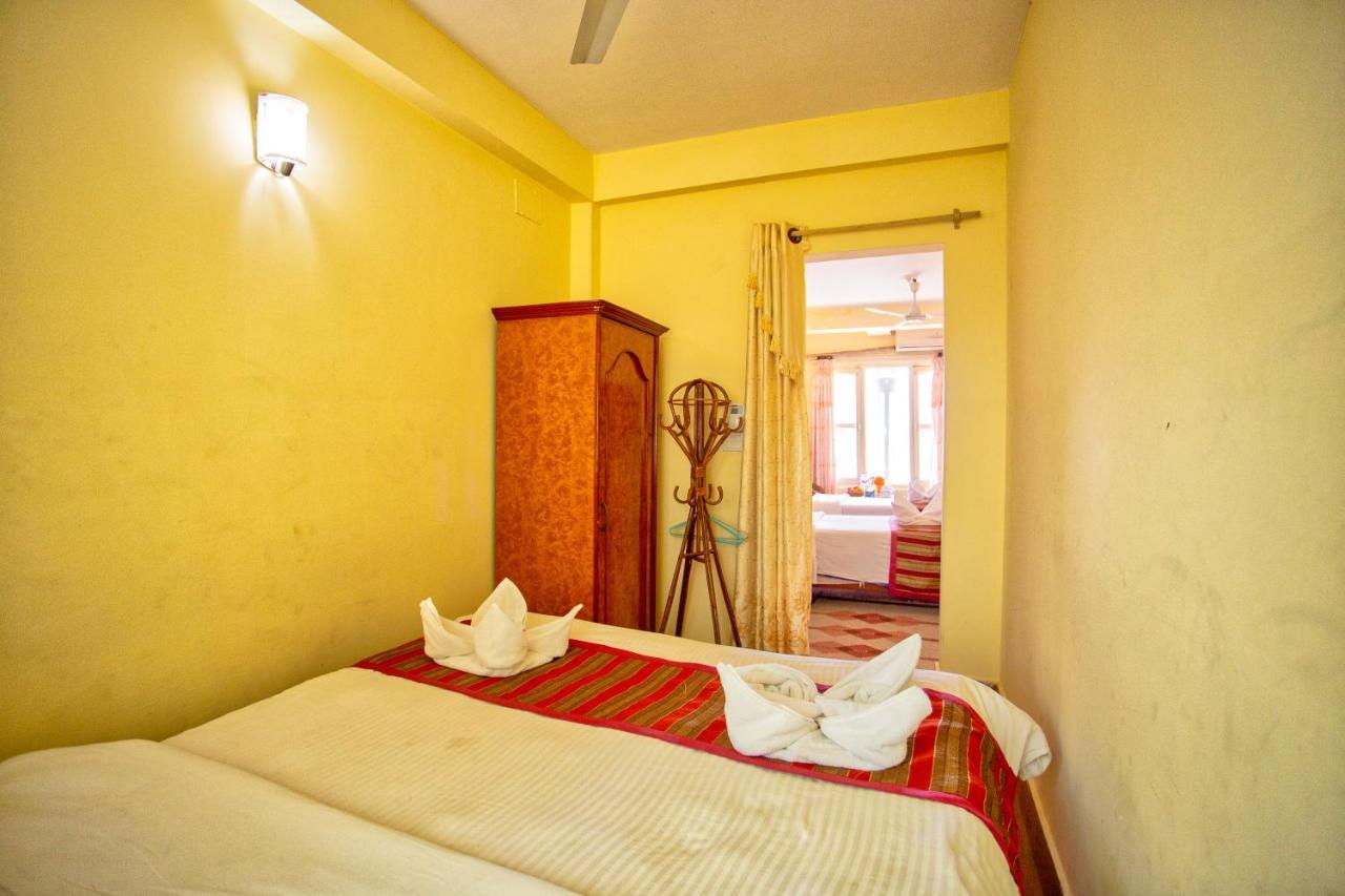 Hotel Grand Holiday Покхара Экстерьер фото